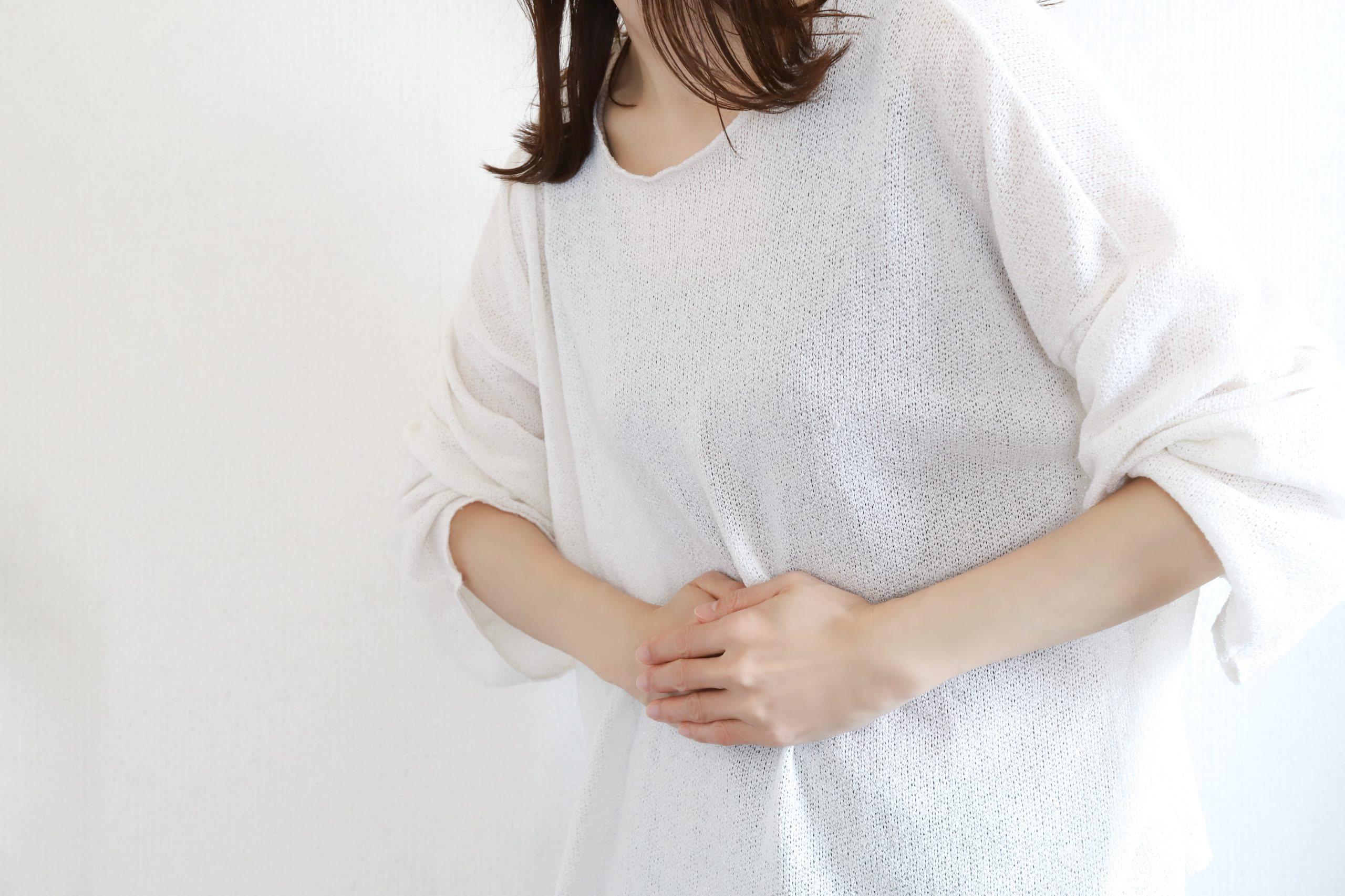 胃腸の不調を訴える女性